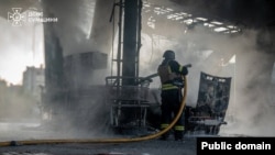 Сьогодні вранці військові РФ атакували автозаправну станцію на околиці Сумської громади, завдавши удару по цивільній автівці. Внаслідок атаки водій отримав опіки