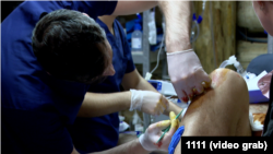 დაჭრილ უკრაინელ ჯარისკაცს მიწისქვეშა ჰოსპიტალში გადაუდებელ დახმარებას უწევენ