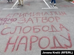 დამნაშავეებს - ციხე, ხალხს - თავისუფლება! გრაფიტი ასფალტზე პოლიციის შენობის წინ ნოვი-სადში, 2025 წლის აპრილი