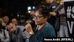 Novinarka Tamara Skroza na protestu u znak podrške novinaru Vukašinu Obradoviću, u septembru 2017. godine 
