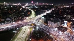 'Ne želimo da se igraju sa nama': Hiljade na protestu u Beogradu, dok vlast najavljuje ispunjenje zahteva 'Ne želimo da se igraju sa nama': Hiljade na protestu u Beogradu, dok vlast najavljuje ispunjenje zahteva