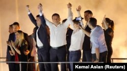 Ekrem Imamoglu, novi gradonačelnik Istanbula iz opozicione Republikanske narodne partije, obraća se pristalicama nakon proglašenja pobede na ponovljenim izborima protiv kandidata vladajuće Partije pravde i razvoja Binalija Jildrima.