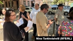 აქციის მონაწილეებს განცხადებები შეაქვთ სამინისტროში, 9 ივნისი, 2025 წელი