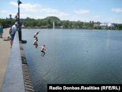 Донецк. Парк Щербакова, люди прыгают с моста