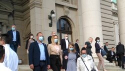 Poslanici Skupštine Srbije napuštaju zgradu parlamenta