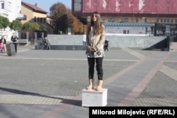 Jelena Topić sprovodi performans "Glasno ćutanje", Prijedor, oktobar 2013. godine