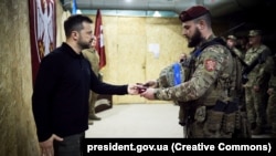 Президент України Зеленський вручає державні нагороди бійцям підрозділів, які беруть участь в операції в Курській області Росії. Сумщина, 4 жовтня 2024 року