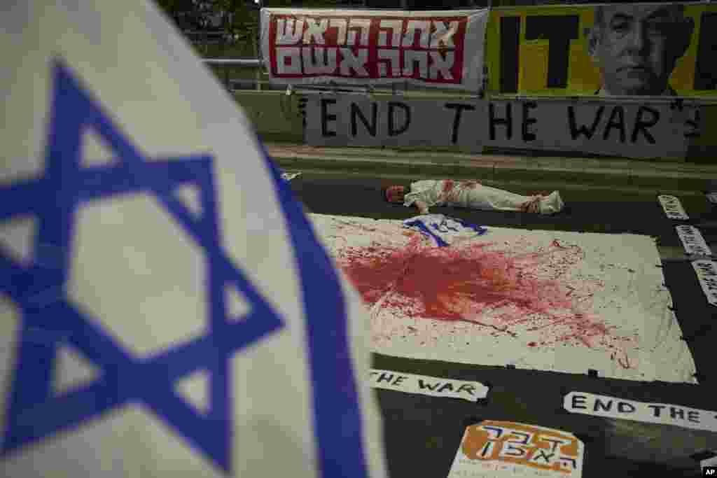 Istovremeno, u Izraelu demonstracije protiv vlade premijera Benjamina Netanjahua u Tel Avivu. Performans na protestu 23. avgusta 2025.