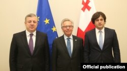 ჯანი ბუკიკიო პრემიერ-მინისტრ გიორგი კვირიკაშვილსა და პარლამენტის თავმჯდომარე ირაკლი კობახიძესთან ერთად. 2017 წელი