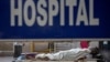 Oboljeli od COVID-a 19 čeka na red u bolnicu, Nju Delhi (23. april)