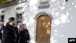 Ne poštuje se odluka Ustavnog suda Kosova: Sava Janjić sa Hilari Klinton u Dečanima