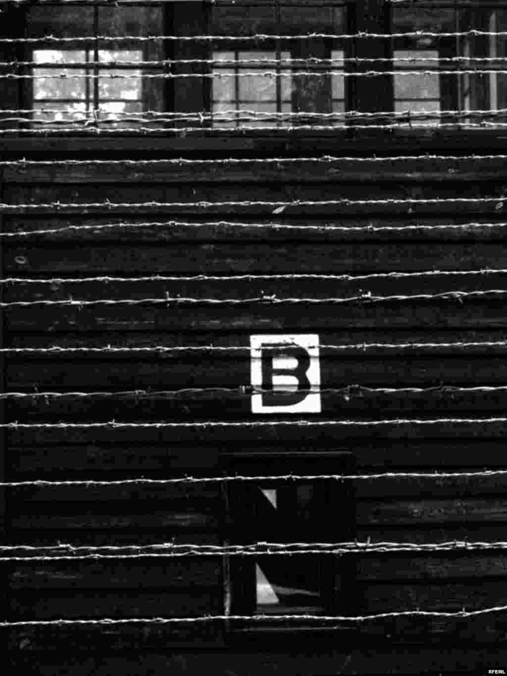 27.01. 1945. oslobođen je najveći nacistički logor smrti Auschwitz, simbol holokausta i stradanja, u kojem je tokom Drugog svetskog rata najmonstruoznije stradalo najmanje 1,5 milion ljudi.