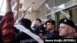 Pristalice Inicijative "Ne da(vi)mo Beograd" prilikom pokušaja uručivanja "otkaza" čelnicima Uprave grada Beograda, 18. jul 2016.