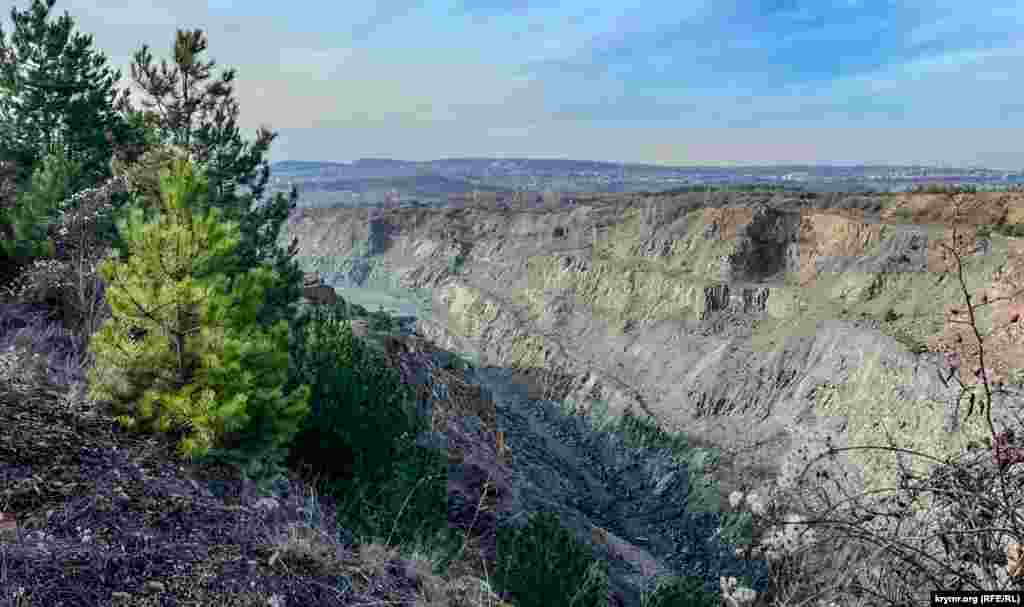 Каменистые террасы промышленного Лозовского карьера, что на правом берегу Салгира. Здесь давно ведут разработку диоритового (диабазового) щебня. Диабаз – излившаяся вулканическая горная порода. Ее дроблением получают высокопрочный морозоустойчивый щебень