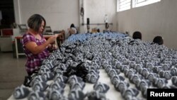 Zaposlenica stavlja etikete na zaštitne maske za lice u fabrici u Brazilu, 2. marta 2020. godine.