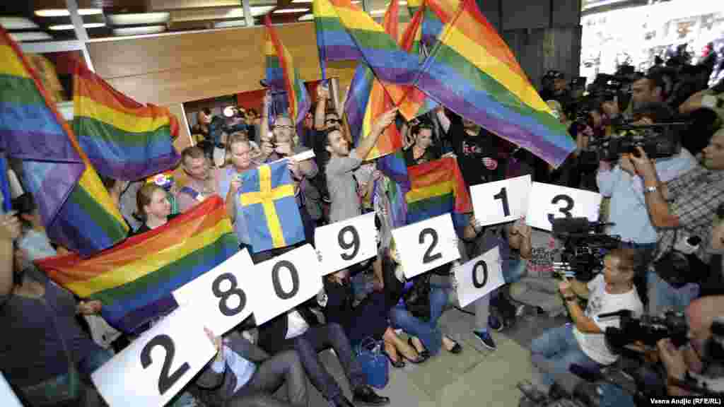 Nakon što im je usled pretnji nasilnika zabranjeno da u Beogradu održe šetnju dugu 970 koraka, LGBT aktivisti su, makar simbolično, uspeli da izraze svoj protest takvoj odluci vlasti. Skup "Parada u četiri zida", održan 6. oktobra 2012. godine, umesto zabranjene Parade ponosa, završen je protestom ispred zgrade beogradskog Medija centra. Uz zastave duginih boja aktivisti su pokazali i transparent sa brojevima 28. 09. 2013. za kada su najavili sledeću Paradu ponosa.