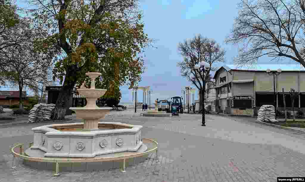 На пересечении улиц Горького и Фрунзе перед самой набережной Горького появилось несколько горок мешков с песком. Скорее всего, в рамках продолжающихся мероприятий по «противодесантной обороне». Евпатория, Крым, начало декабря 2024 г.