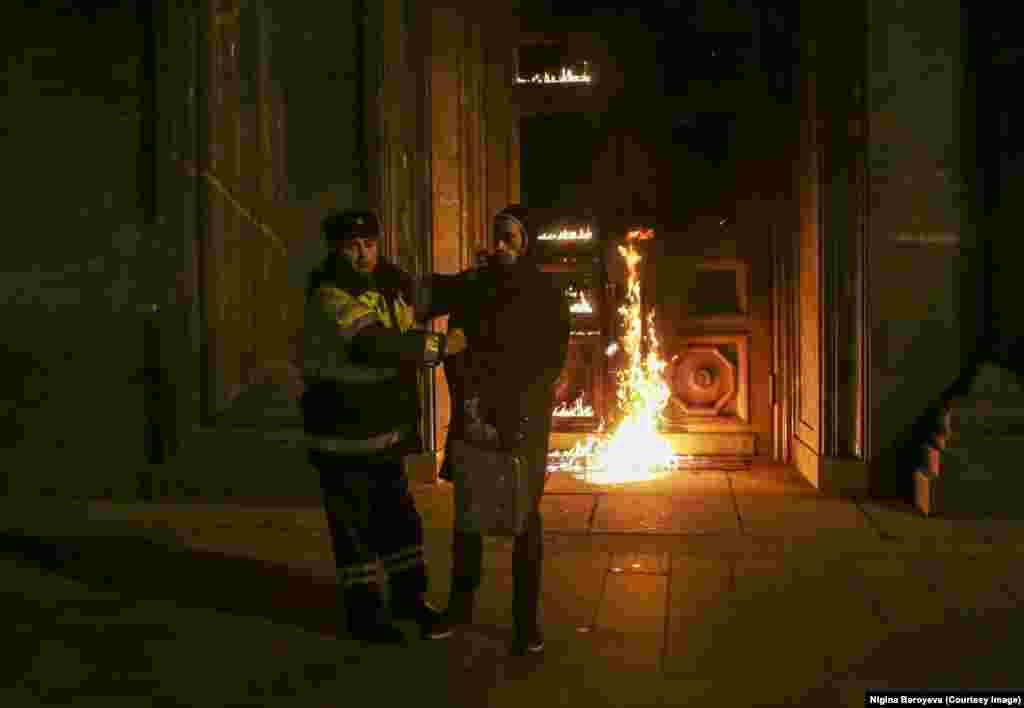 После задержания журналистов отвезли на черном "Мерседесе" в ближайший полицейский участок. Бероева вспоминает, что в течение ночи следователи допрашивали их, используя разную тактику. "Иногда они угрожали нам, что объявят нас сообщниками... Это было страшно, я чувствовала себя абсолютно беззащитной. У меня в жизни не было таких ситуаций". В 7 часов утра после ночи допросов журналистов отпустили.