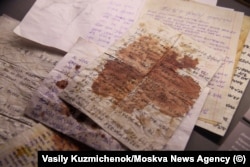 მოსკოვში გამოფენილი არტეფაქტი - სავარაუდოდ კორეელი ჯარისკაცის სისხლით შეღებილი წერილი