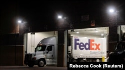 Fedeksov kamion izlazi s vakcinama iz Fajzerove fabrike u Mičigenu, 13. decembar 2020.