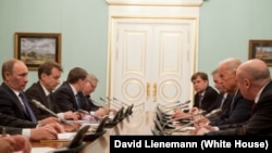 Tadašnji potpredsjednik SAD Džo Bajden (desno) sastaje se s tadašnjim ruskim premijerom Vladimirom Putinom (lijevo) u Moskvi 10. marta 2011. Majkl Mekfaul, arhitekta ruskog "resetovanja" predsjednika Baraka Obame, može se vidjeti u pozadini desno.