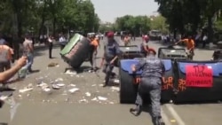 Полиция разобрала баррикады в центре Еревана Полиция разобрала баррикады в центре Еревана