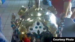 Цю корону зробили для президента Узбекистану Іслама Карімова його прихильники. Але в апараті Карімова її не прийняли