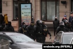 ძალოვანი სამსახურის თანამშრომლები მინსკის ქუჩებში. 2020 წლის ნოემბერი