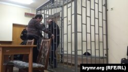 Мустафа Дегерменджи во время перерыва в судебном заседании общается с адвокатом