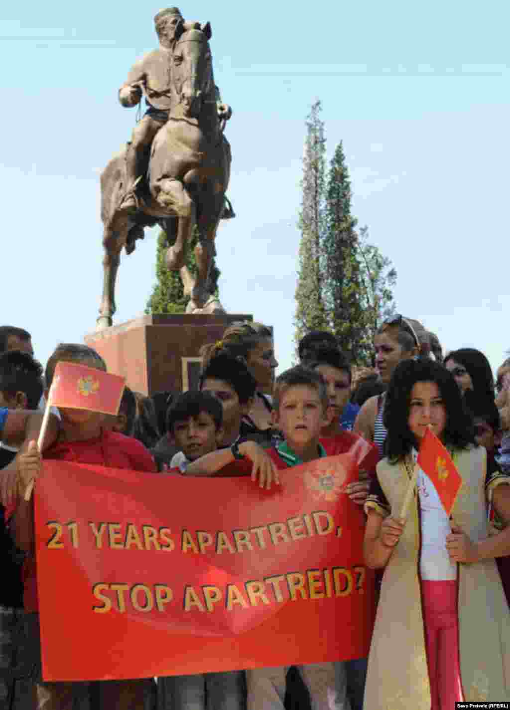 Oko 2000 Crnogoraca koji su 1991. godine izbjegli iz Albanije, protestima zahtijevaju crnogorsko državljanstvo, 03.08.2011. Foto: RSE / Savo Prelević