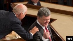 Джозеф Байден (л) і Петро Порошенко (п), архівне фото