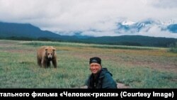 Тимоти Тредуэлл. Кадр из документального фильма «Человек-гризли»