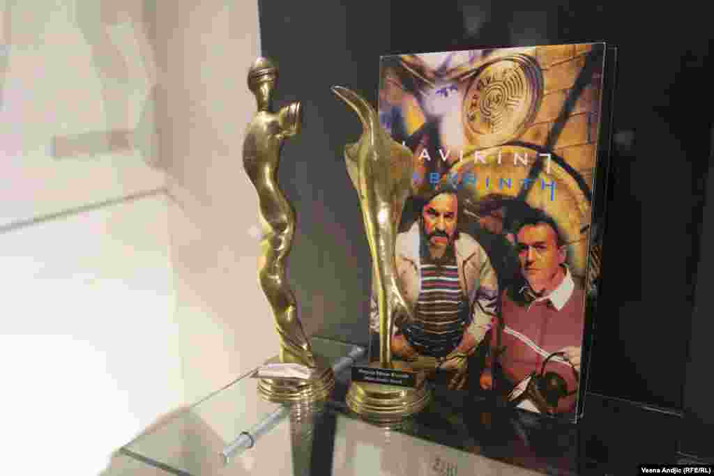 Nagrade i plakat iz filma "Lavirint" Miroslava Lekića, u kome je Dragan Nikolić igrao glavnu ulogu. 2002.