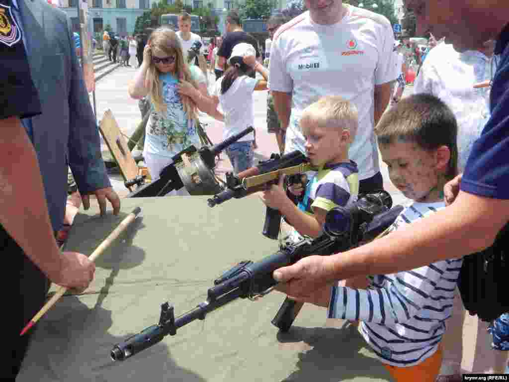 Агитационная акция «Служба по контракту на Черноморском флоте – твой выбор!» на центральной площади Симферополя, 19 июля 2015 года