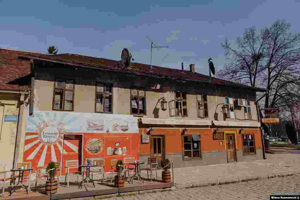 Na samom ulasku u staru čaršiju Tešnjar, koja datira još iz turskog perioda, nalazi se Konak kneza Jovice Milutinovića, velika spratna kuća koja je u veoma lošem stanju. Ovaj objekat se ubraja među najvrednije u Tešnjaru, prema postojećim studijama vrednovan kao "A" kategorija.