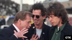 მელბურნი (ავსტრალია), 1995 წლის 29 მარტი. ჩეხეთის პრეზიდენტი ვაცლავ ჰაველი (მარცხნივ) ესაუბრება ანსამბლ "როლინგ სტოუნზის" წევრებს - გიტარისტ კით რიჩარდსსა და ვოკალისტ მიკ ჯაგერს.