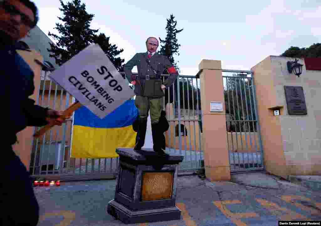 Карикатура на президента Путина у российского посольства в Каппаре, Мальта, март 2022 года.