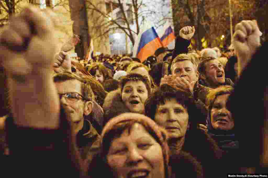 Жители Севастополя кричат "Путин" после решения городского совета присоединиться к России. Март 2014 года.