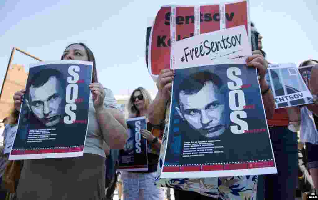 Портрети Олега Сенцова під час акції #SaveOlegSentsov з вимогою до Росії звільнити незаконно ув'язнених українців. Київ, майдан Незалежності, 2 червня 2018 року. НА ЦЮ Ж ТЕМУ