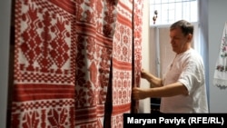 Jurij Melničuk pokazuje peškire