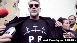Артемий Троицкий поддерживает группу Pussy Riot. Февраль 2012 года, Москва