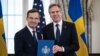 Secretarul de stat al SUA, Antony Blinken, primește documentele de ratificare de la prim-ministrul suedez Ulf Kristersson, la Departamentul de Stat al SUA, cu ocazia aderării oficiale a Suediei la Alianța Nord-Atlantică, 7 martie 2024.