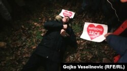 Davor Dragičević leži na mjestu gdje je pronađen njegov sin