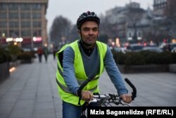 მანუელ სალგადო თბილისში 2018 წლის მარტიდან ცხოვრობს და ველოსიპედით სიარულისას უკვე რამდენჯერმე მოხვდა სახიფათო სიტუაციაში: