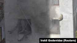 Дим з вікна квартири, звідки підозрювані вели вогонь по спецпризначенцях, Тбілісі, Грузія, 22 листопада 2017 року