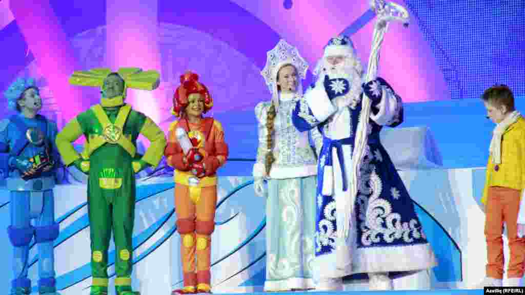 Республикакүләм зур Чыршы бәйрәмендә Кыш бабай белән Кар кызы  