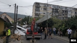 Во невремето во скопската Општина Ѓорче Петров, падна кров од дваесетметарска зграда, под чии остатоци се заробени две возила.