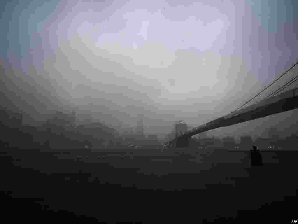 SAD - Olujno nevrijeme nad New Yorkom, 28.08.2011. Foto: AFP / Emmanuel Dunand 