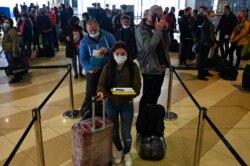 Для українських сезонних працівників, які вирушають на заробітки до Фінляндії, така подорож дійсно необхідна і важлива, Київська область, аеропорт «Бориспіль», фото 13 травня 2020 року