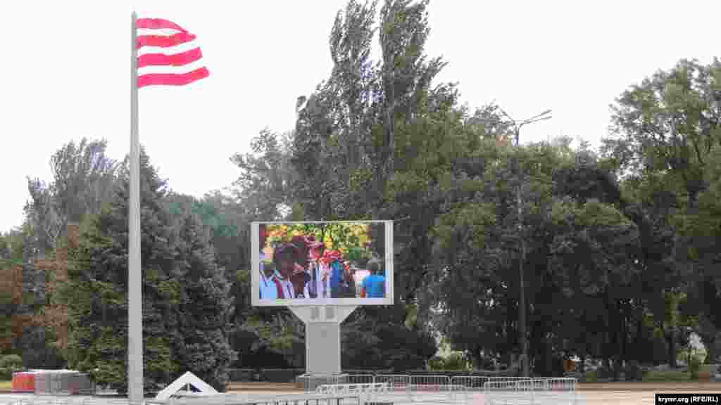 Через шквальний вітер російська адміністрація Керчі скасувала заходи, заплановані на центральній площі Леніна, на честь Дня міста і річниці присвоєння Керчі звання «місто-герой»